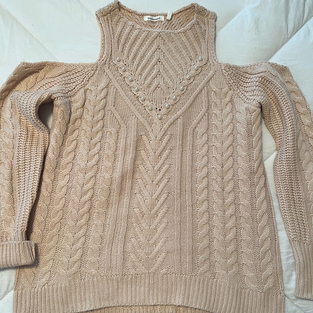Cold shoulder sweater with pearl detail. Color: blush pink size:medium
